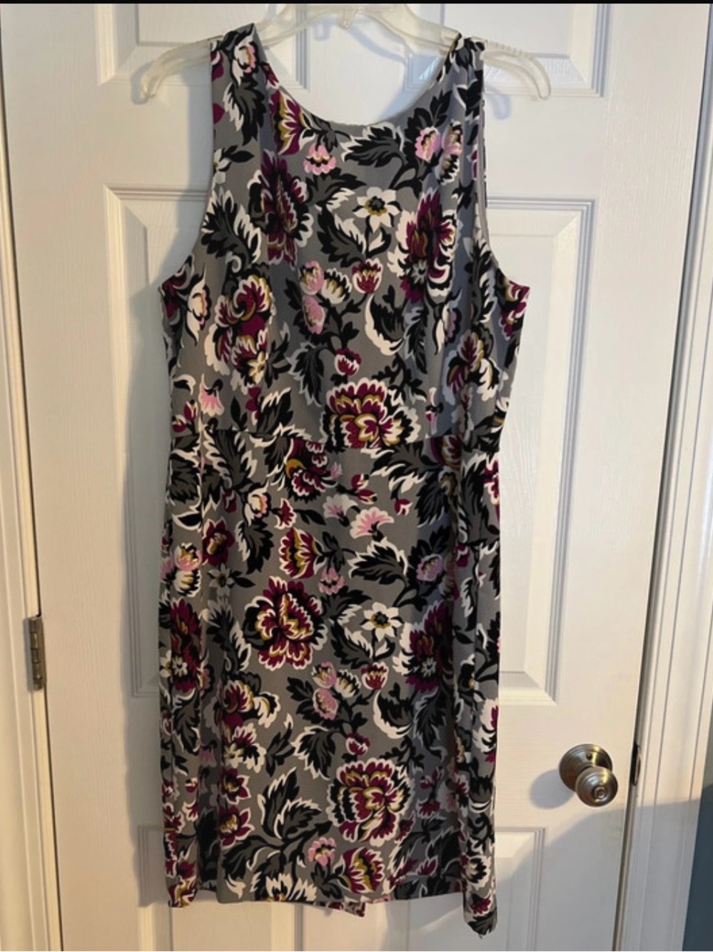 ANN TAYLOR FACTORY Floral Sleeveless Sheath Dress in Gray and Plum